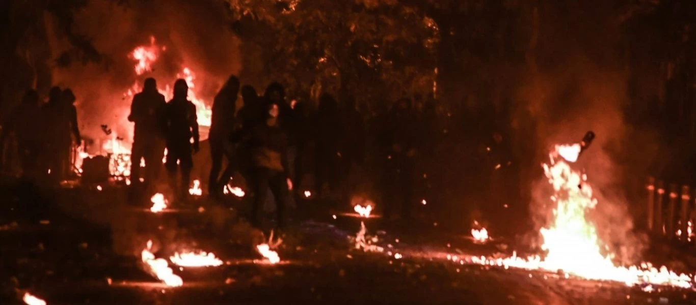 Συγκρούσεις πολιτών με αστυνομικές δυνάμεις στον Ασπρόπυργο για καραντίνα και μεταφορά αλλοδαπών (βίντεο)